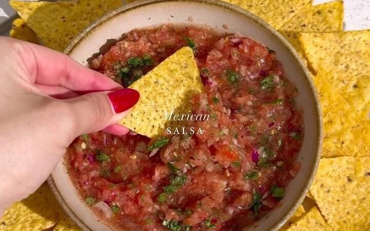 nachos with salsa dip