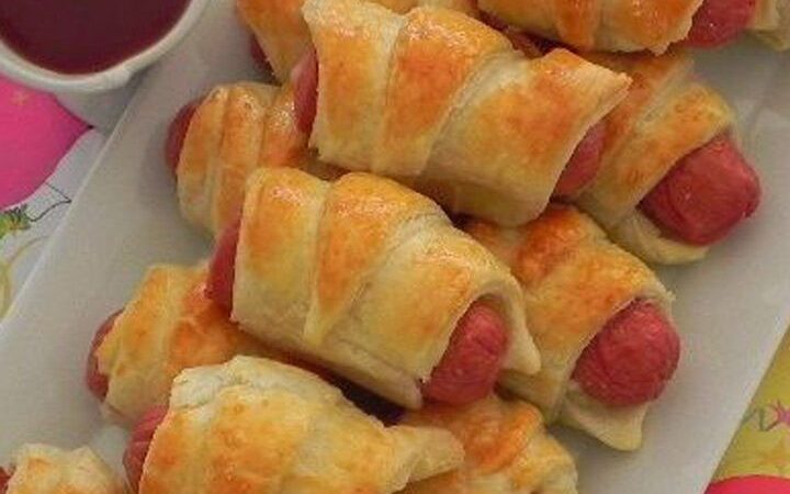 mini hot dogs wrapped in pastry